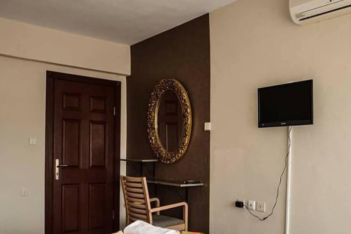 Room 5 of 11