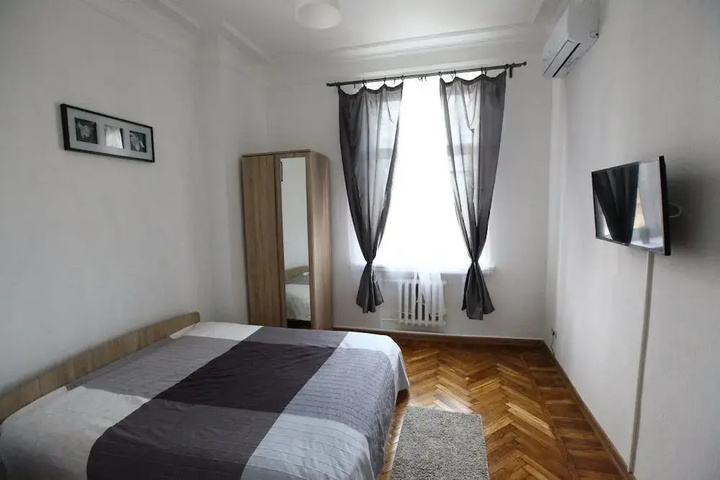 Room 6 of 7