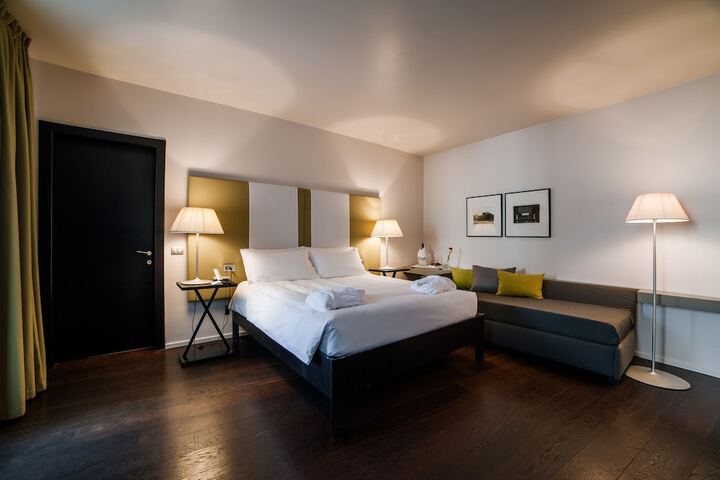 Room 10 of 60