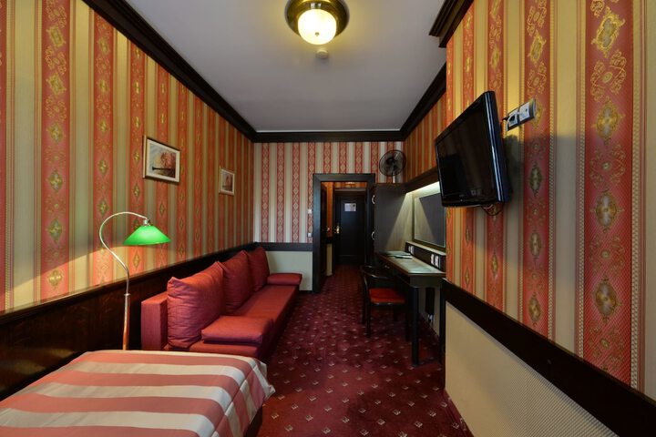 Room 15 of 145