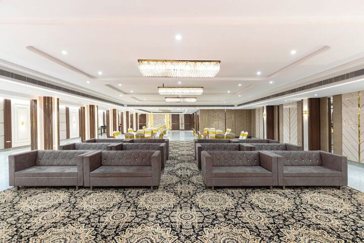 Ballroom/Hall 22 of 24