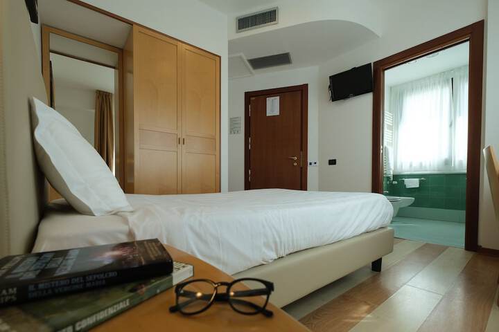 Room 28 of 53