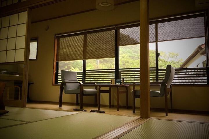Room 5 of 82
