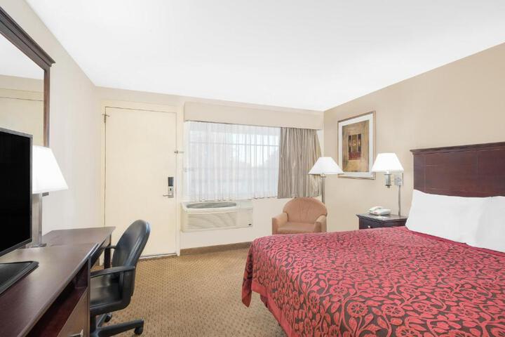 1 Queen Bed (5 of 8)