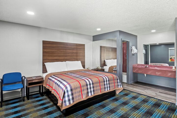 Room 7 of 18