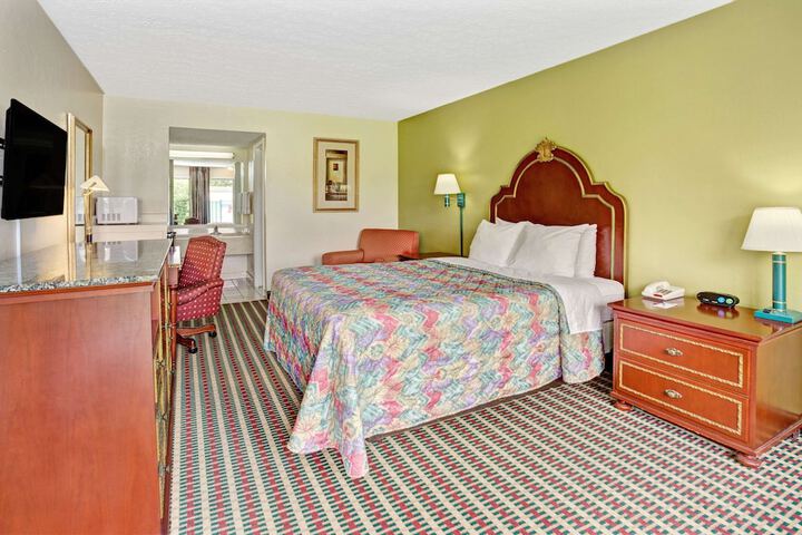 1 King Bed (5 of 8)
