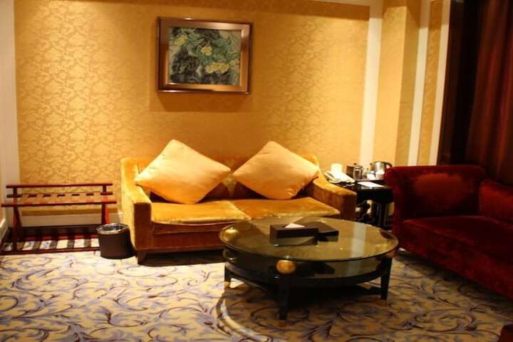 Room 3 of 28