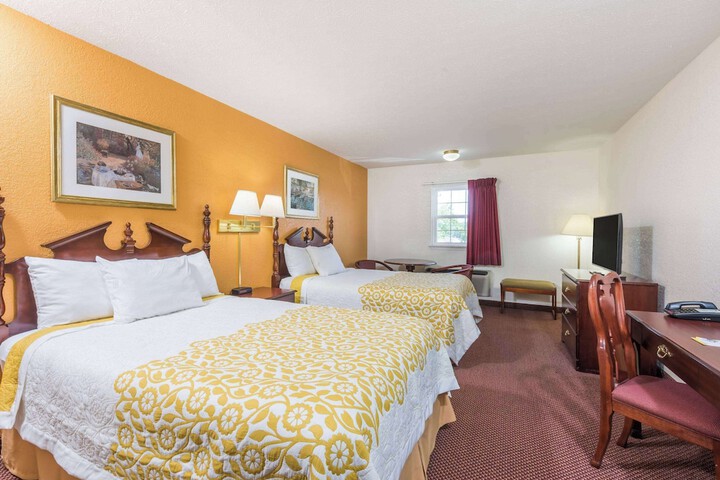 2 Double Beds (7 of 9)