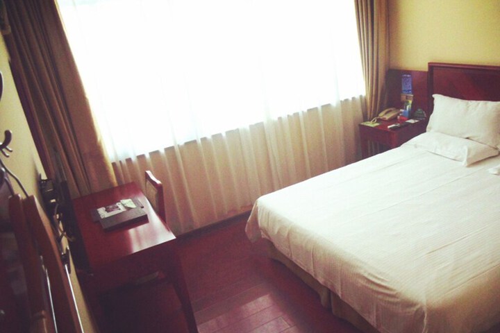 Room 9 of 32