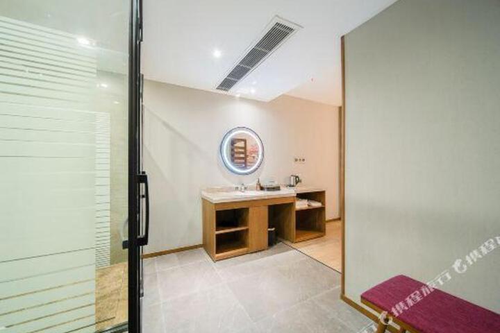Huayun Hotel (Nantong Jingyang Plaza)