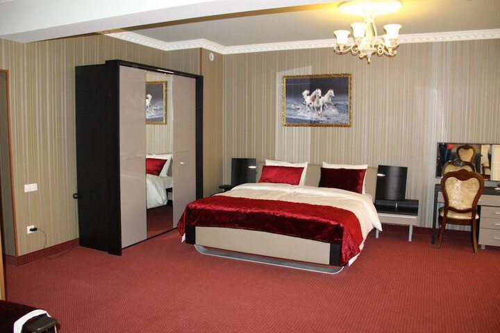 Room 10 of 28