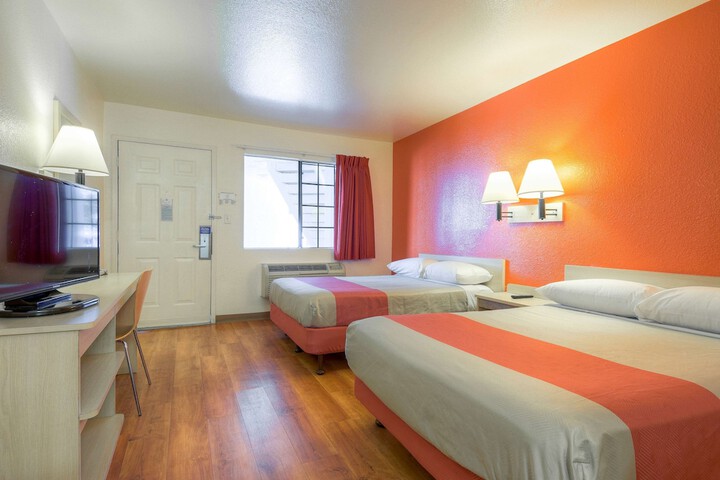 Deluxe 2 Double Beds Accessible (4 of 8)