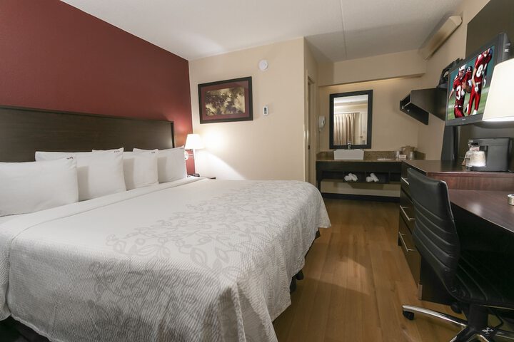 Deluxe King Bed (9 of 24)