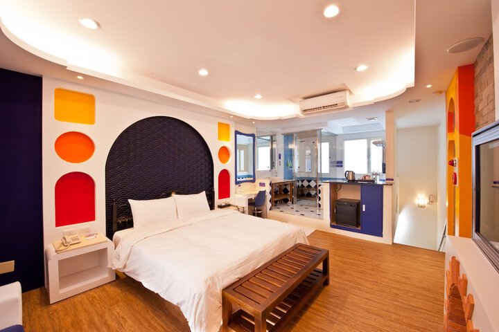 Room 4 of 12