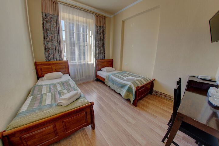Room 42 of 272