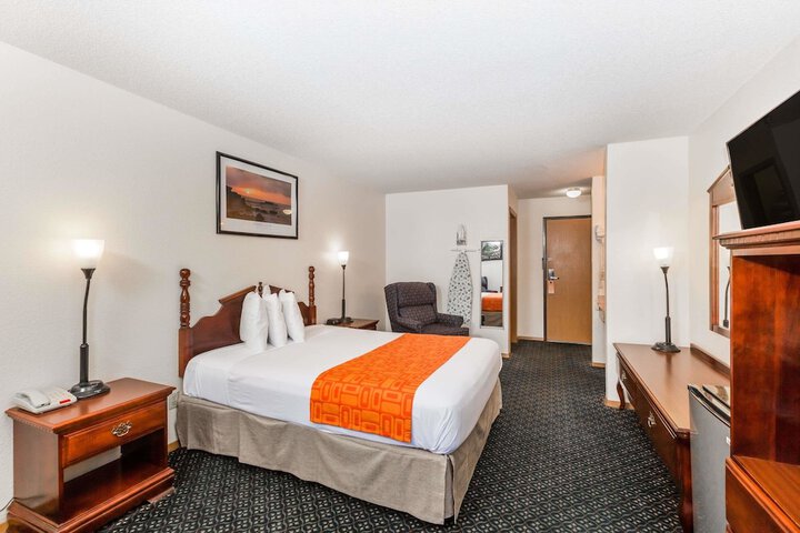1 Queen Bed (3 of 10)