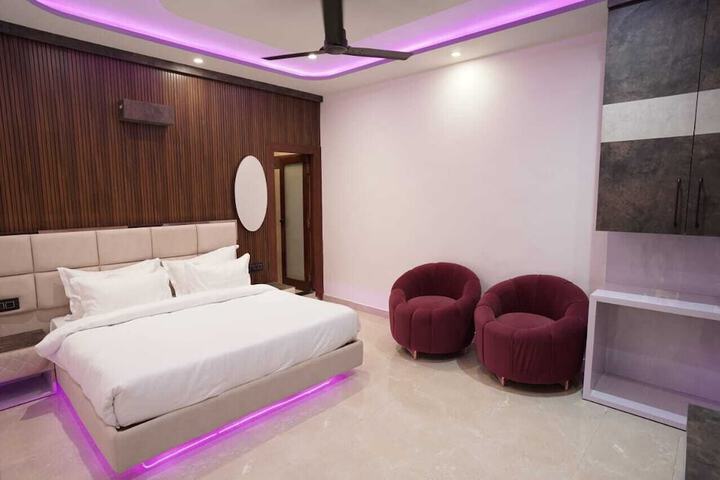 Room 3 of 20