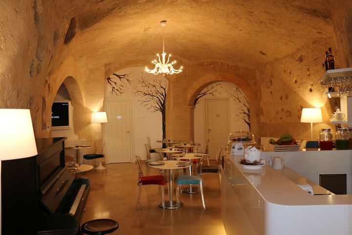 Lounge 70 of 92