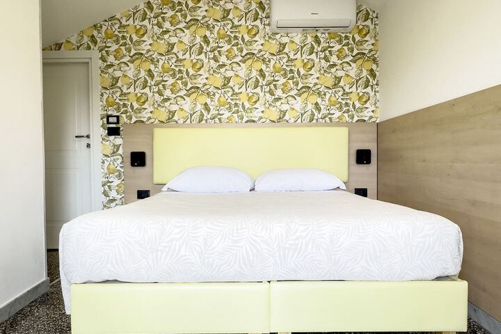 Room 15 of 27