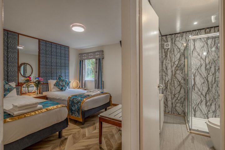 Room 70 of 98