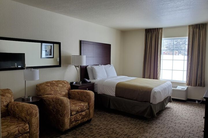 2 Queen Guest Room (10 of 16)