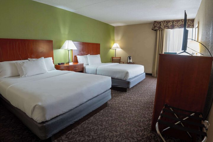 2 Queen Beds (4 of 6)