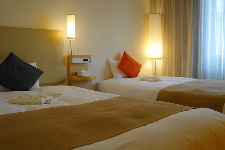 Room 8 of 90