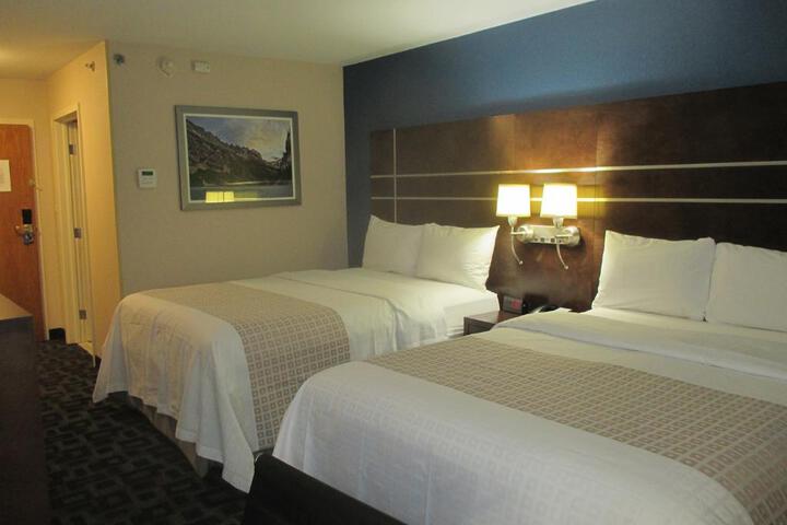 1 King Bed Microwave and Refrigerator Work Desk WiFi Full Breakfast (3 of 10)