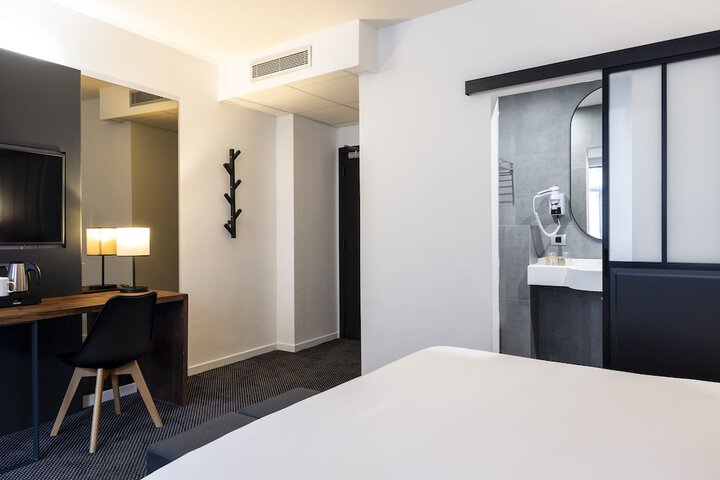 Room 17 of 44