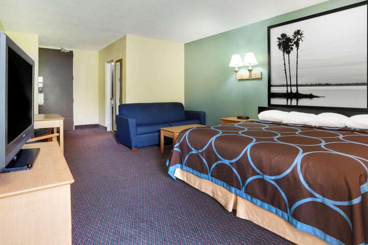 1 King Bed Deluxe Room (8 of 14)