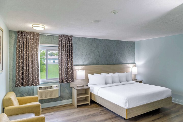 1 King Bed (2 of 12)