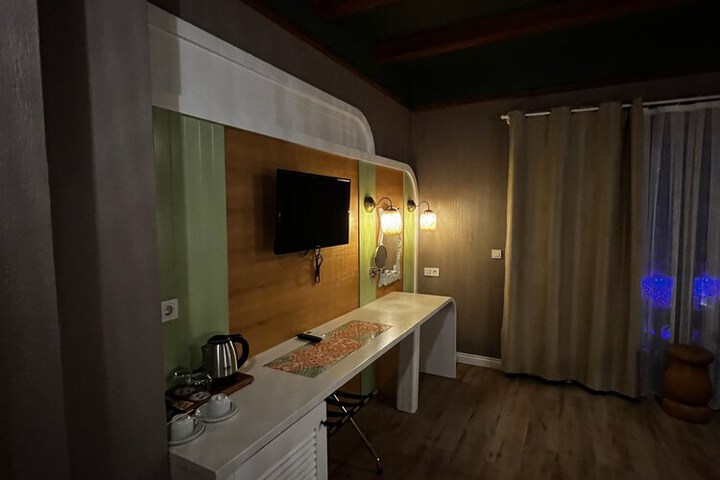 Room 12 of 76