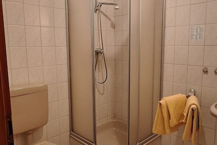 Room 6 of 9