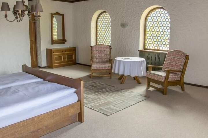 Room 8 of 33