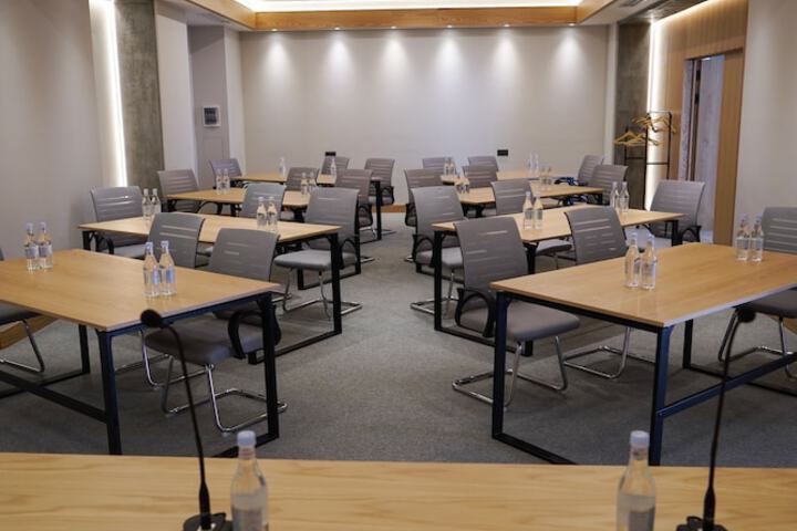 Business Center 90 of 92