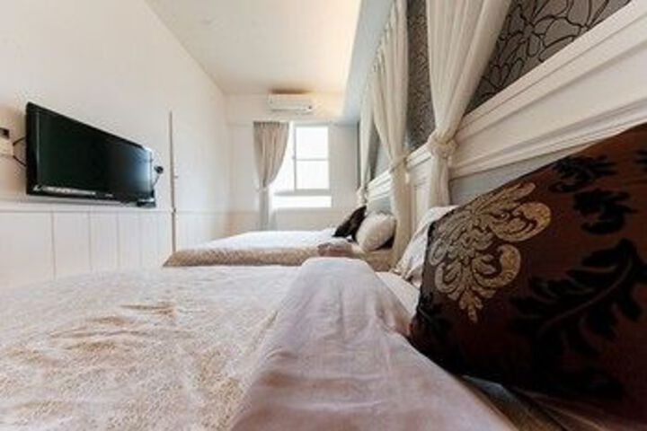 Room 12 of 19