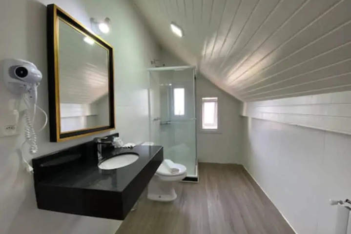 Room 8 of 10