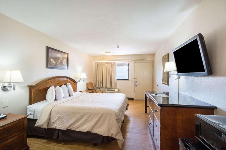 1 King Bed (2 of 13)