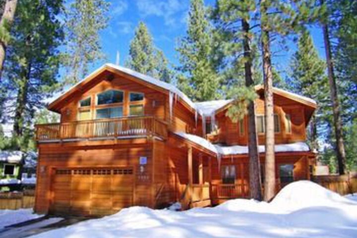 Wonderful 3 Bedroom Home with Hot Tub by RedAwning
