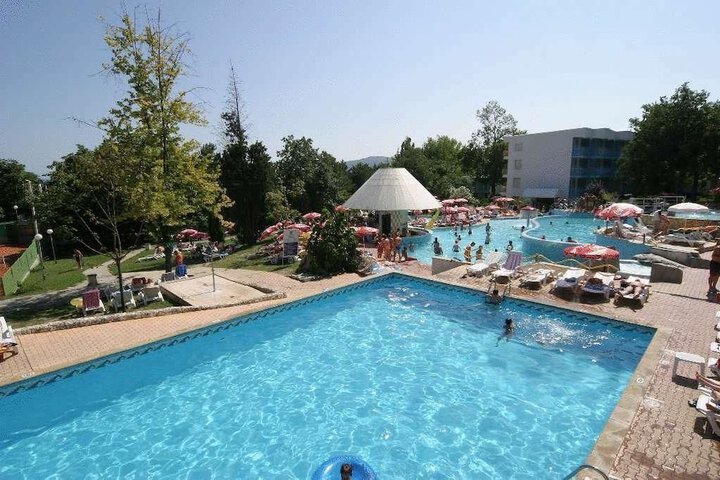 Pool 10 of 42
