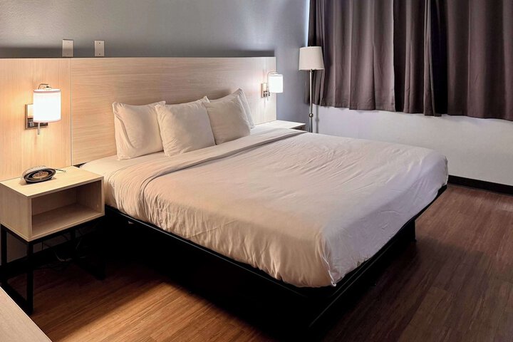 1 King Bed Efficiency (9 of 14)