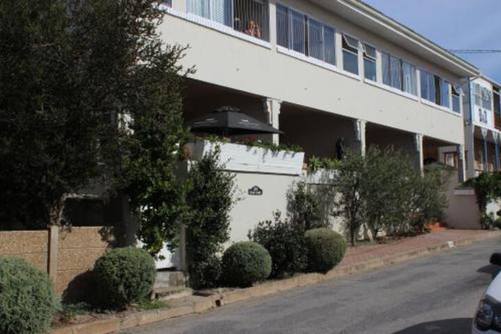 Exterior of CROSS COURT