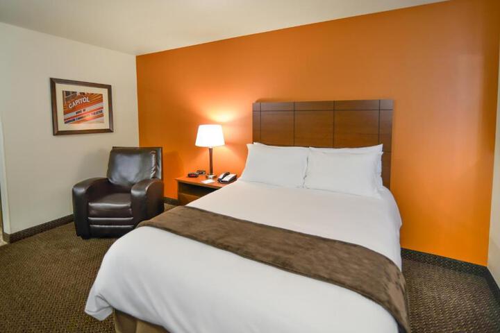 Queen Bed Accessible (18 of 20)