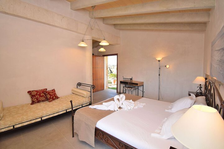 Room 4 of 74