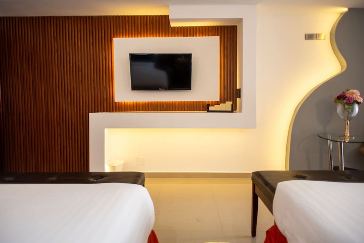 Room 8 of 34