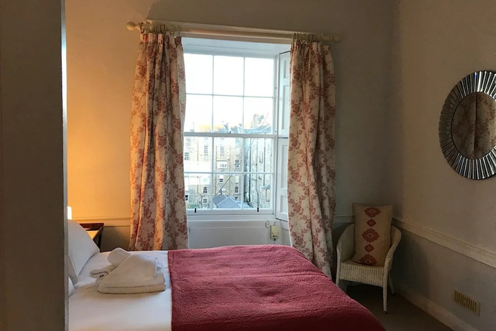 Room 4 of 10