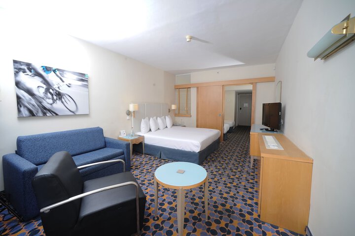 Room 32 of 81