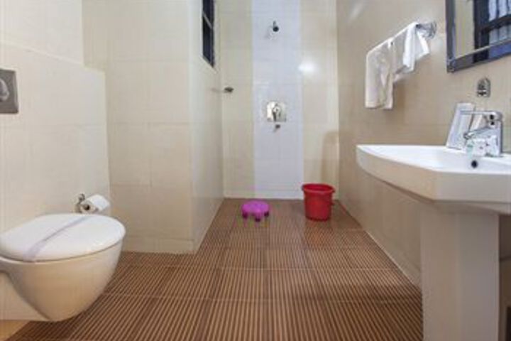 OYO Premium Golf Course Road