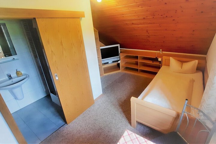 Room 6 of 42