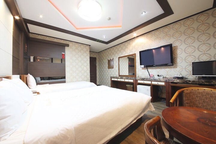 Room 12 of 35
